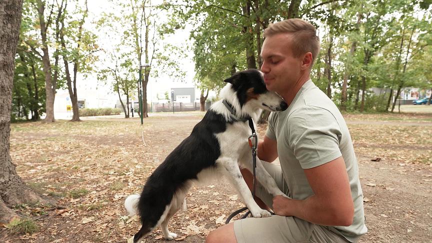 Lukas Pratschker kuschelt mit seinem Hund.