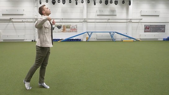 Lukas Pratschker zeigt, wie auch Körpersprache der Menschen missverstanden werden kann.