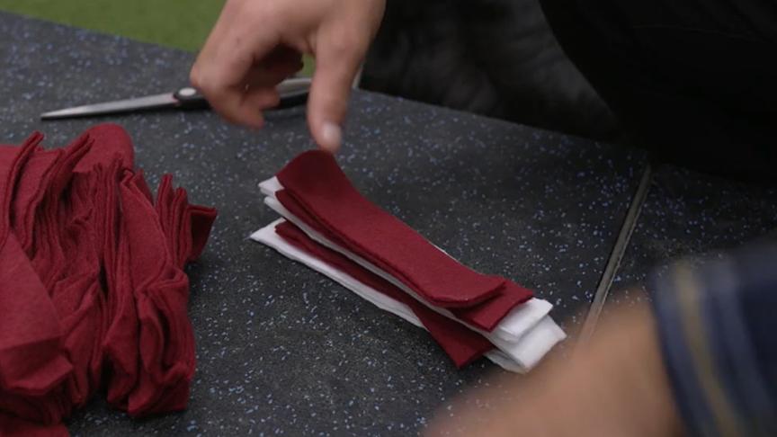 © Foto: ORF Hundecoach Lukas Pratschker zeigt, wie man einen Schnüffelball für Hunde selber macht.