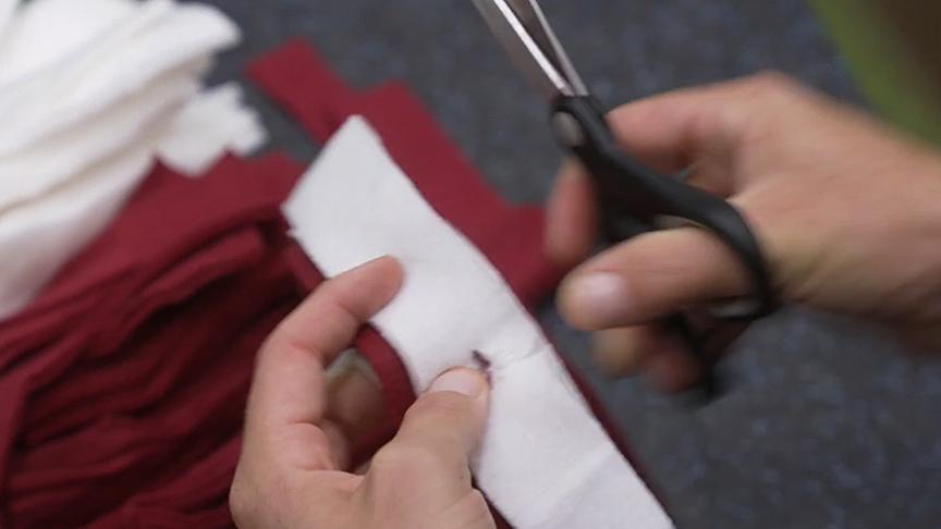 © Foto: ORF Hundecoach Lukas Pratschker zeigt, wie man einen Schnüffelball für Hunde selber macht.