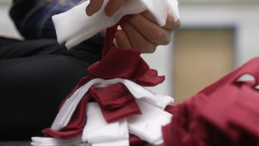 © Foto: ORF Hundecoach Lukas Pratschker zeigt, wie man einen Schnüffelball für Hunde selber macht.