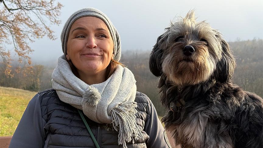 Barbara Karlich mit ihrer Hündin Frau Meixner