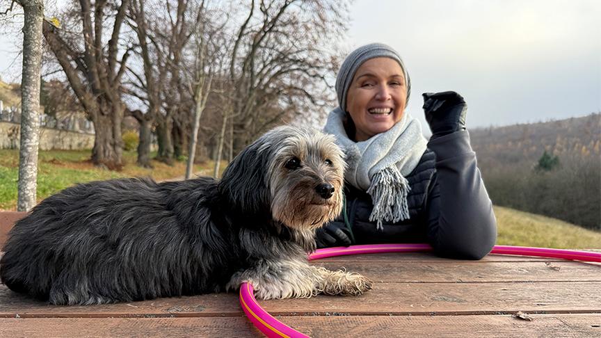Barbara Karlich mit ihrer Hündin Frau Meixner
