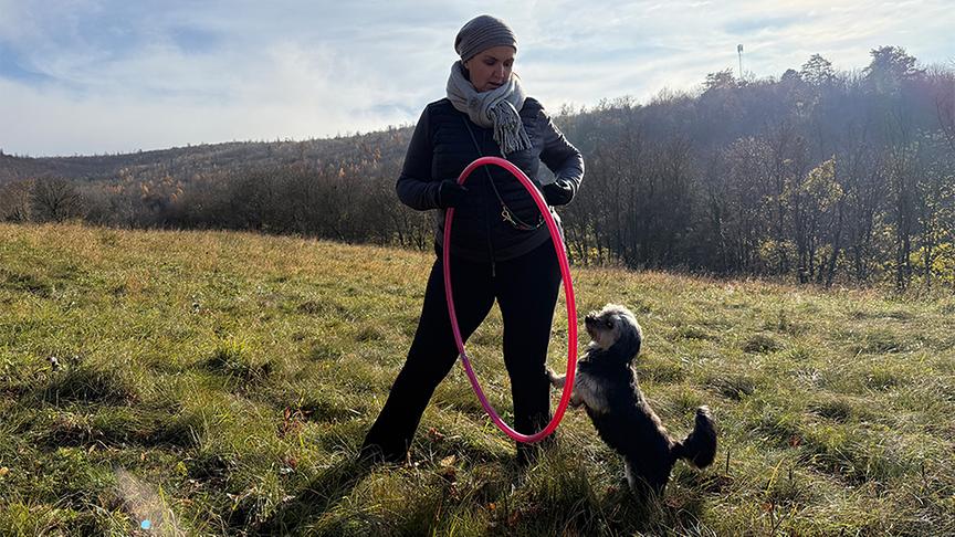 Barbara Karlich mit ihrer Hündin Frau Meixner