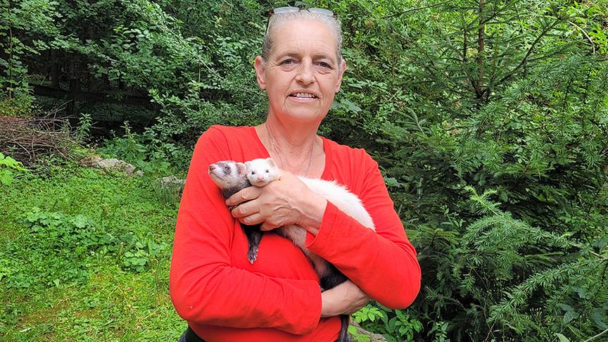 Tierpflegerin Anna Pieringer mit Frettchen