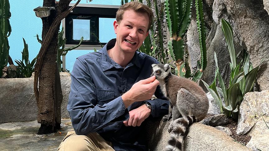Zoodirektor Jeff Schreiner füttert ein Katta.