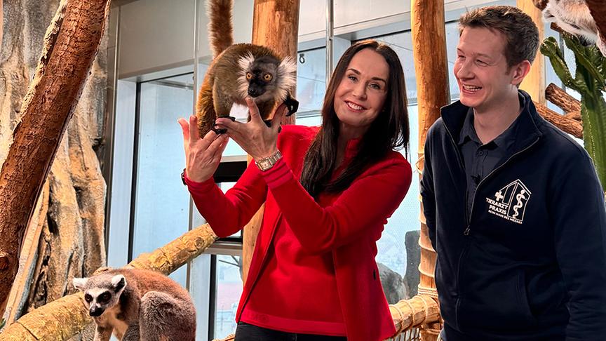 Maggie Entenfellner mit Katta am Arm und Zoodirektor Jeff Schreiner.