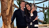 Zoodirektor Jeff Schreiner und Maggie Entenfellner mit einem Katta (Lemuren-Art) auf der Schulter. 