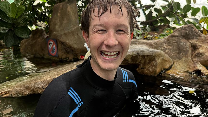 Zoodirektor Jeff Schreiner im Schildkrötenbecken.