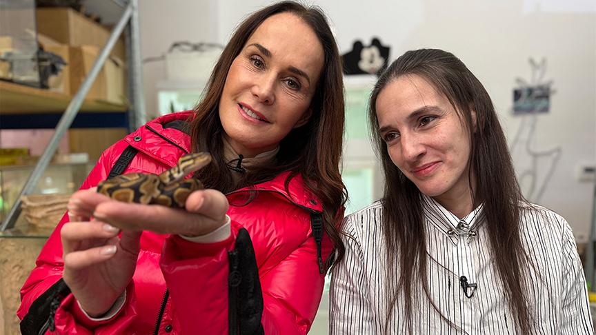 Maggie Entenfellner bei der Tiervermittlung Leo Of Hope mit einer Schlange in der Hand (im Bild: mit Barbara Ferber)