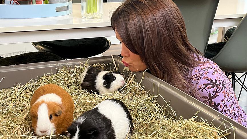 Martina Reuter mit Meerschweinchen