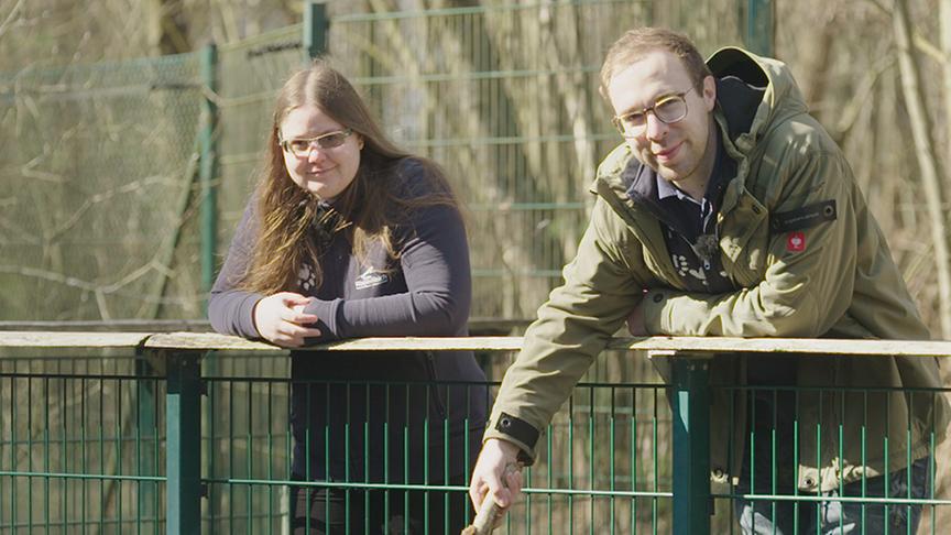 Katharina Weiss und Thomas Kainz kümmern sich um die Fischotter "Otto" und "Lotti". 