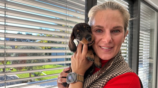 © Foto: ON-Media Züchterin Fiona Figlmüller mit einem Dackelwelpen