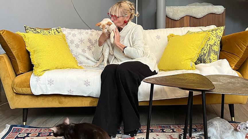 Silvia Kragnolini mit einer ihrer Siamkatzen.