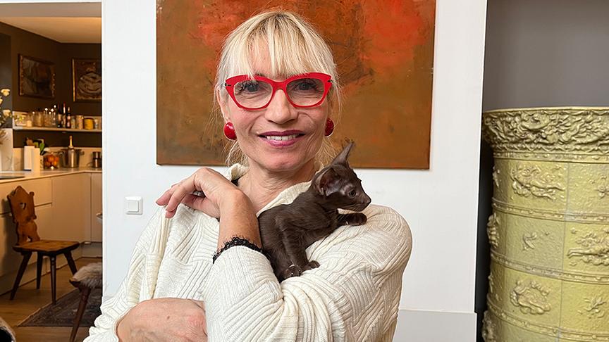 Tierärztin Silvia Kragnolini mit einer Oriental Kitten im Arm.