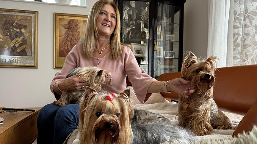Marika Barth mit Yorkshire-Terrier.