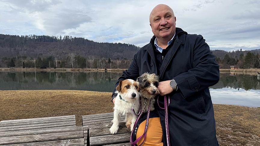 Gerhard Pöllinger-Sorré mit seinem Jack Russel Terrier.