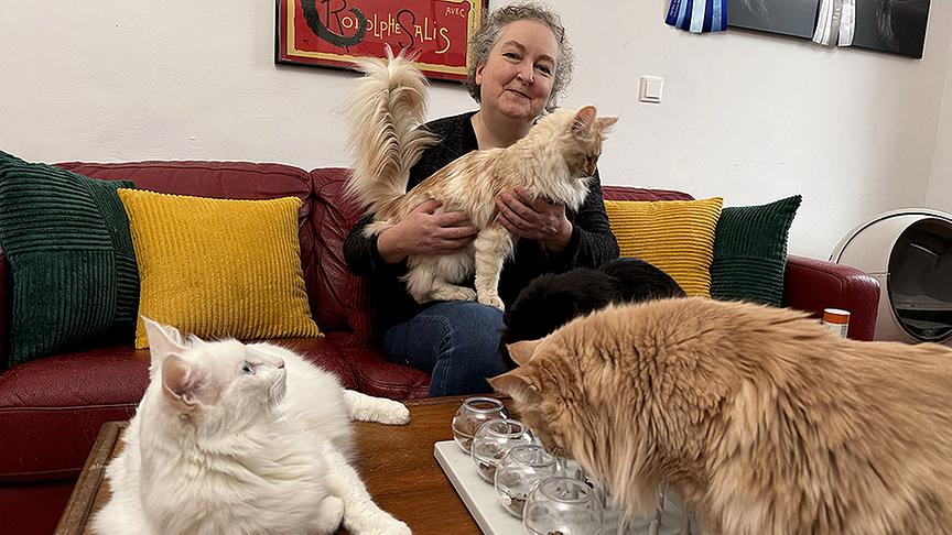 © Foto: ON-MEDIA Christine Masser mit ihren Katzen.