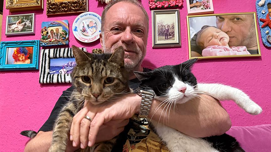 Kabarettist Reinhard Nowak mit seinen Katzen Lilly und George.