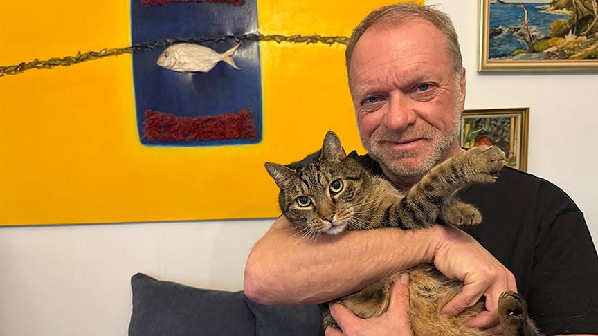 Kabarettist Reinhard Nowak mit seinen Katzen Lilly und George.