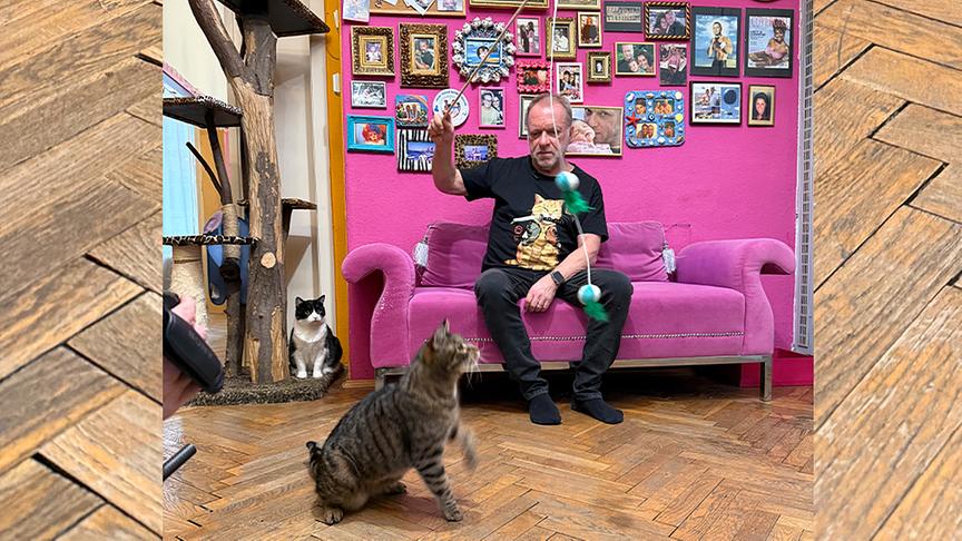 Kabarettist Reinhard Nowak mit seinen Katzen Lilly und George.