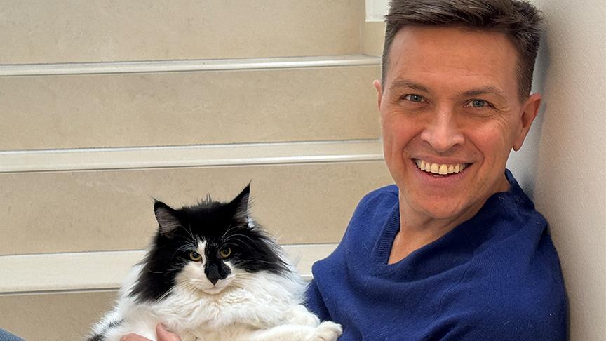 Robert Steiner mit seiner Katze
