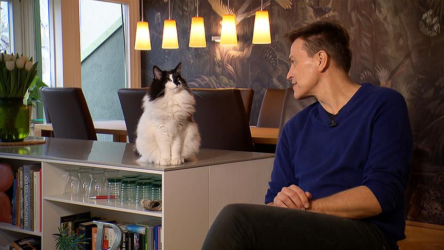 Robert Steiner mit seiner Katze