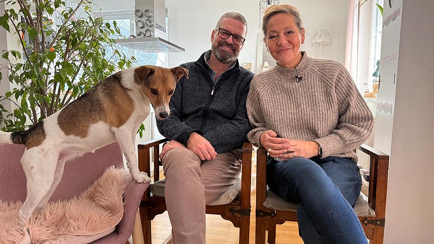 © Foto: ON-MEDIA Monica Weinzettl und Kabarettist Gerold Rudle mit Mischlingshündin "Piper".