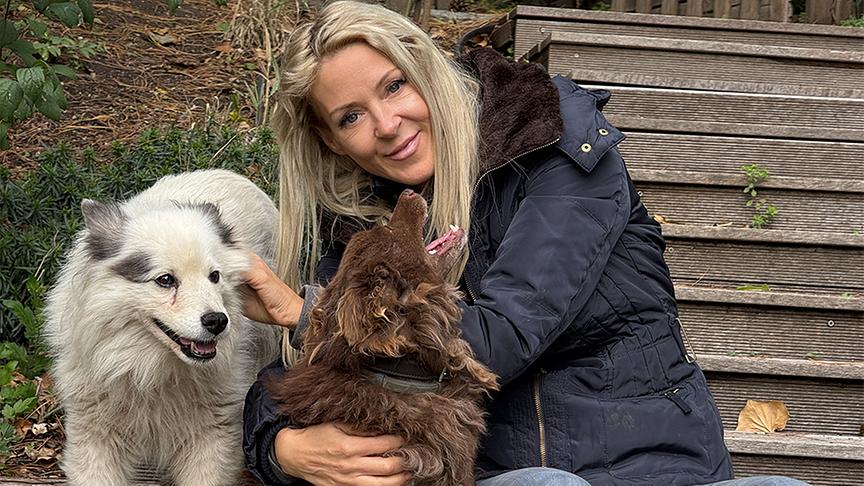 © Foto: ON-Media Simone Lugner kuschelt mit ihren Hunden.