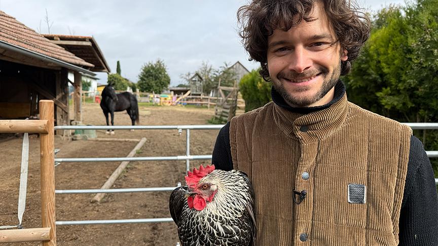 Aaron mit Huhn "Nanni"