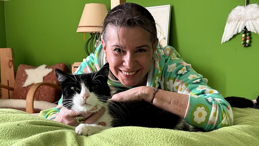 © Foto: ON-MEDIA Uschi kuschelt mit Kater Nelson.