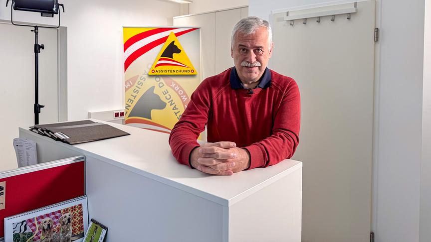 Im Bild: "Assistenzhunde" - Mag. Karl Weissenbacher, Leiter der Prüf- und Koordinierungsstelle Assistenzhunde und Therapiebegleithunde vom Messerli Forschungsinstitut der Vetmeduni Wien.