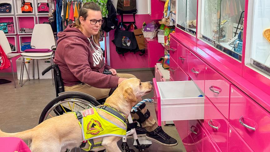 Im Bild: Cornelia Kraft mit Assistenzhund Juri.