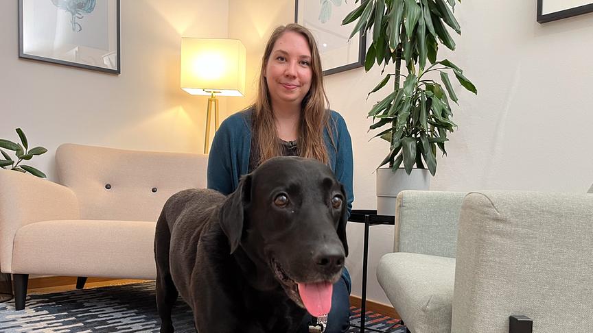 Im Bild: "Hundehaltung im Büro" Hannah Patzak und Katja Staud mit Hund Jack.