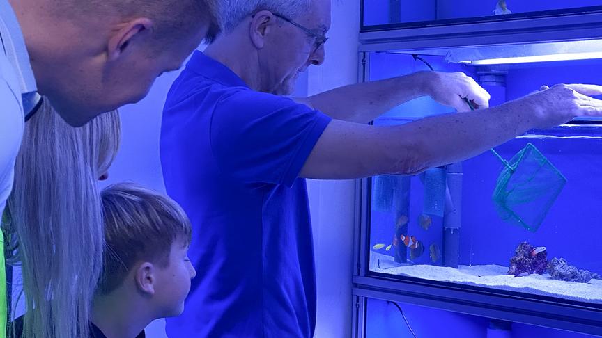Im Bild: "Meerwasseraquaristik"-Familie Bluska besucht Werner Knapp im Korallenriff-Center, um sich über Meerwasseraquaristik zu informieren.