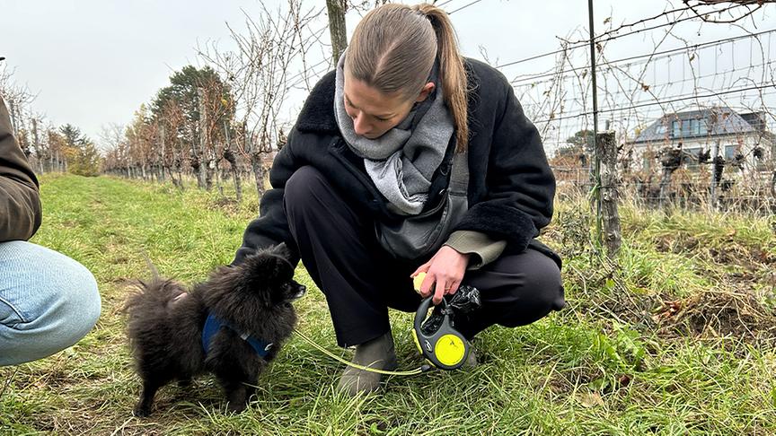 Selina Graf mit ihrer Hündin Carmen