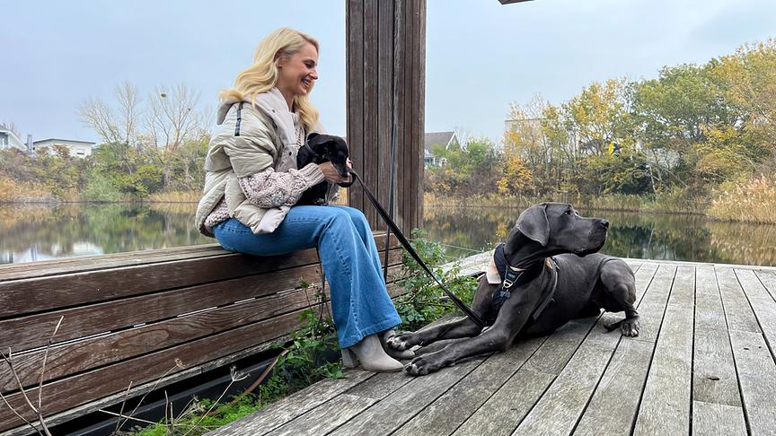 Im Bild: Silvia Schneider und ihre geliebten Patenhunde.