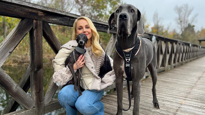 Im Bild: Silvia Schneider und ihre geliebten Patenhunde.