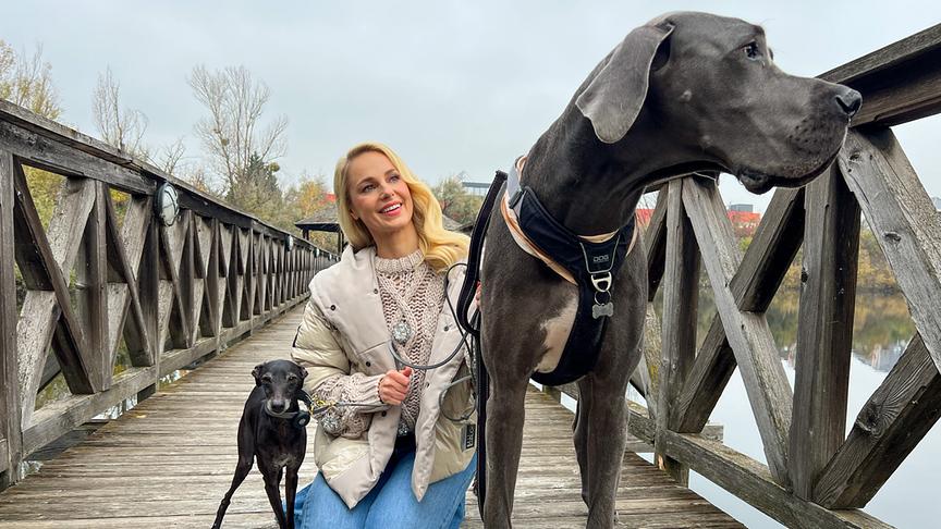 Im Bild: Silvia Schneider und ihre geliebten Patenhunde.