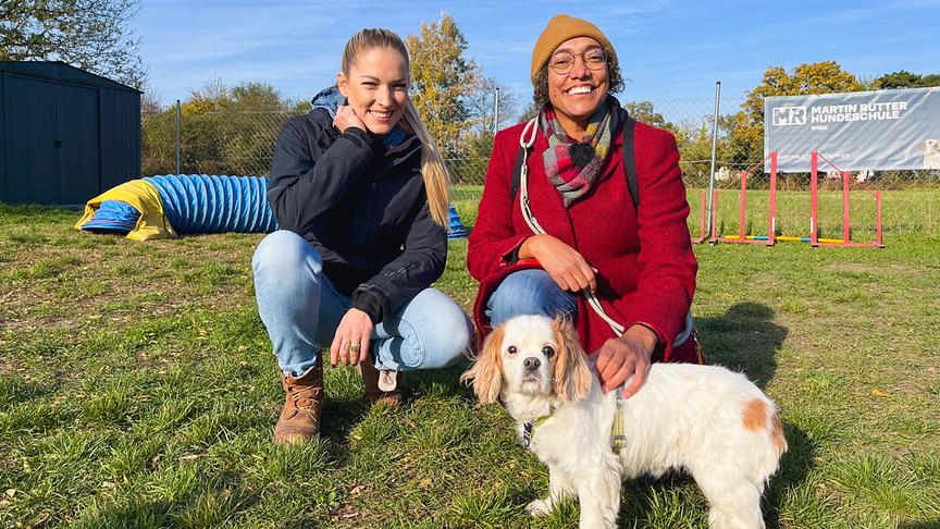 © On-Media Im Bild: "Taube Hunde" Hundetrainerin Conny Sporrer und Nadine Dellitsch mit Hündin.