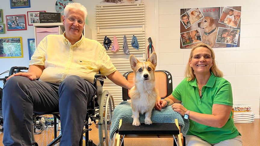 Im Bild: "Therapiebegleithunde" Manfred und Sabine Oberhauser mit Therapiehund.