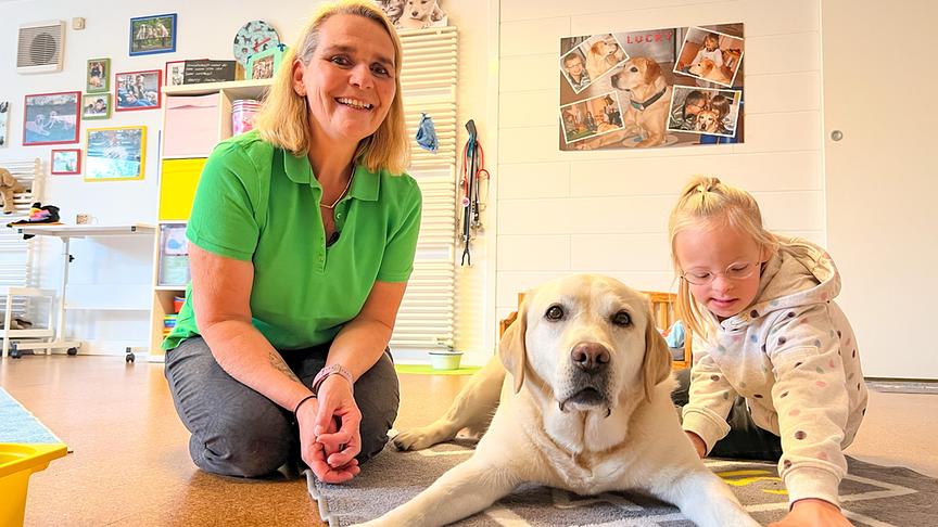 Im Bild: "Therapiebegleithunde" Sabine Oberhauser und Sarah Falk mit Therapiehund.