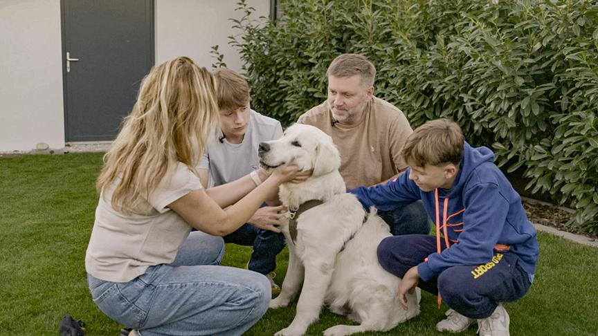 Im Bild: "Welpentraining" bei Familie Hollerer und Hund Rudi.