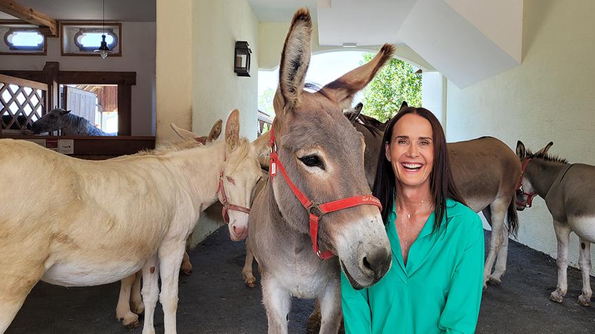 © On Media Maggie Entenfellner zu Besuch auf Gut Aiderbichl
