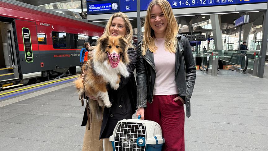Jacqueline Horntrich und Anna Reinbold unterwegs mit ihren Tieren