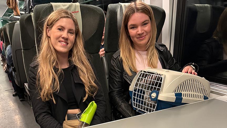 Jacqueline Horntrich und Anna Reinbold unterwegs mit ihren Tieren