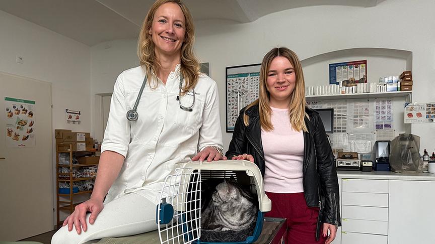 Tierärztin Sanja Polz und Anna Reinbold mit Katze in der Transportbox