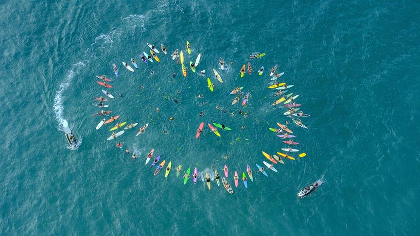 Im Bild: Paddle out für den Eddie Aikau Contest in Waimea auf O’ahu.