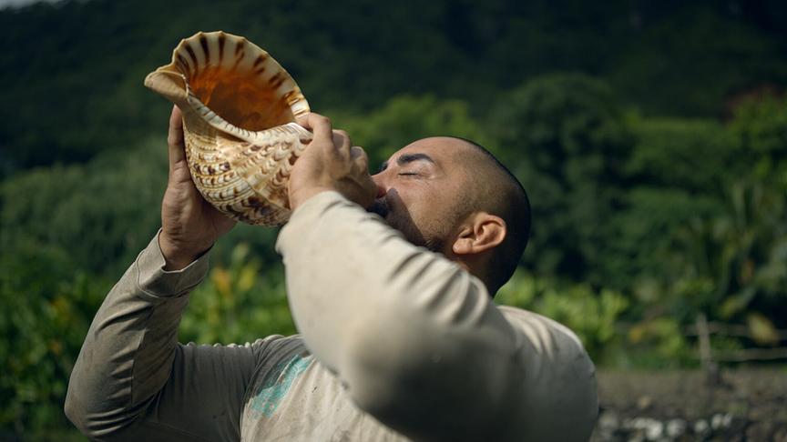 Im Bild: Das Muschelhorn wird bei einer morgendlichen Zeremonie auf O’ahu geblasen.