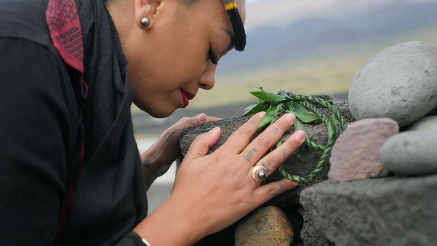 Im Bild: Hāwane Rios bei einem Gebet am heiligen Berg Mauna Kea.